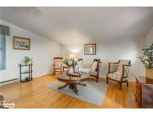 17 Edward Street, Penetanguishene, ON - Indoor Photo Showing Living Room