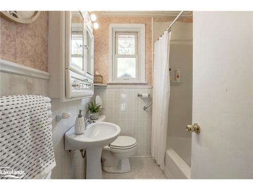 17 Edward Street, Penetanguishene, ON - Indoor Photo Showing Bathroom