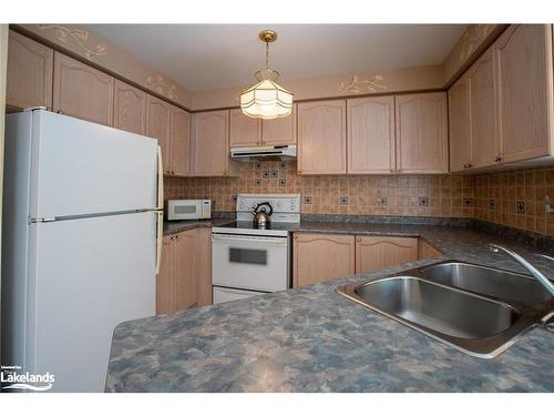 121 Fernbrook Drive, Wasaga Beach, ON - Indoor Photo Showing Kitchen With Double Sink