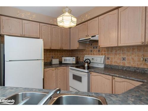 121 Fernbrook Drive, Wasaga Beach, ON - Indoor Photo Showing Kitchen With Double Sink