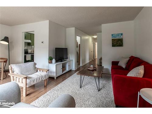 160 Melrose Avenue, Wasaga Beach, ON - Indoor Photo Showing Living Room