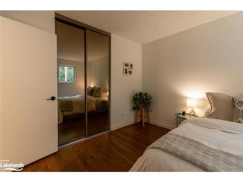 160 Melrose Avenue, Wasaga Beach, ON - Indoor Photo Showing Bedroom