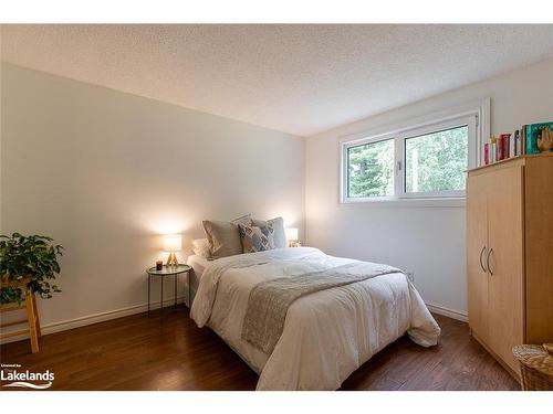 160 Melrose Avenue, Wasaga Beach, ON - Indoor Photo Showing Bedroom