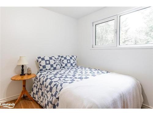 160 Melrose Avenue, Wasaga Beach, ON - Indoor Photo Showing Bedroom