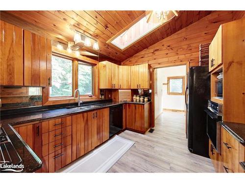 569263 6Th Sideroad, The Blue Mountains, ON - Indoor Photo Showing Kitchen With Double Sink