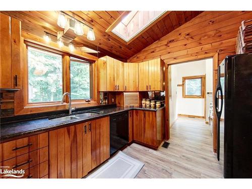 569263 6Th Sideroad, The Blue Mountains, ON - Indoor Photo Showing Kitchen With Double Sink