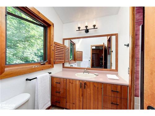 569263 6Th Sideroad, The Blue Mountains, ON - Indoor Photo Showing Bathroom