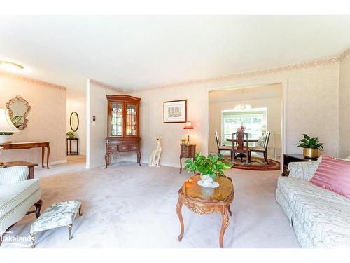 15 Wilshier Boulevard, Bracebridge, ON - Indoor Photo Showing Living Room