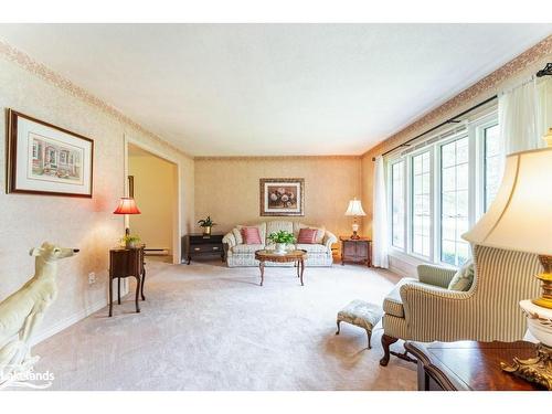 15 Wilshier Boulevard, Bracebridge, ON - Indoor Photo Showing Living Room