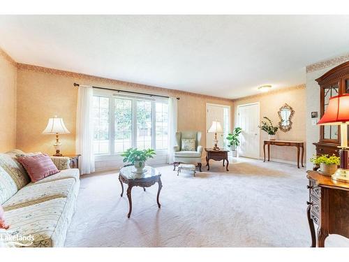 15 Wilshier Boulevard, Bracebridge, ON - Indoor Photo Showing Living Room