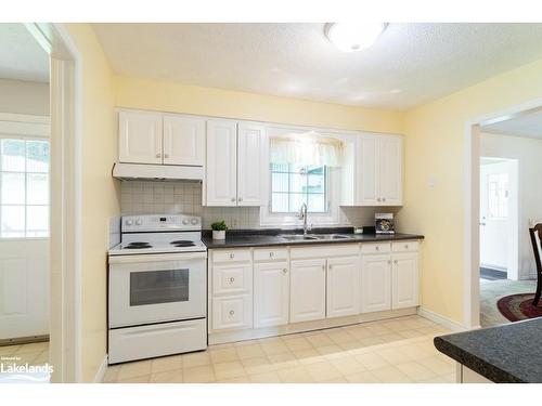 15 Wilshier Boulevard, Bracebridge, ON - Indoor Photo Showing Kitchen With Double Sink