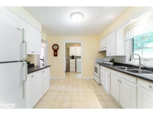 15 Wilshier Boulevard, Bracebridge, ON - Indoor Photo Showing Kitchen With Double Sink