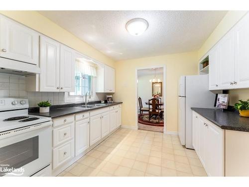 15 Wilshier Boulevard, Bracebridge, ON - Indoor Photo Showing Kitchen With Double Sink