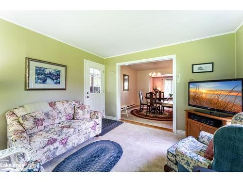 15 Wilshier Boulevard, Bracebridge, ON - Indoor Photo Showing Living Room