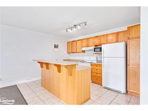 203-435 Walnut Street, Collingwood, ON - Indoor Photo Showing Kitchen