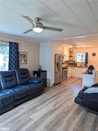 398 Gill Street, Orillia, ON - Indoor Photo Showing Living Room