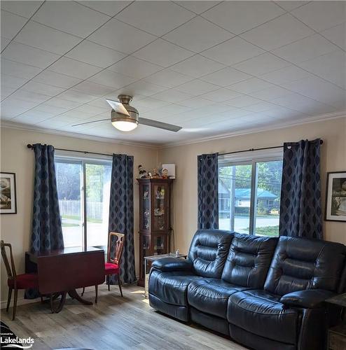 398 Gill Street, Orillia, ON - Indoor Photo Showing Living Room