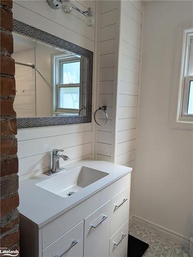 398 Gill Street, Orillia, ON - Indoor Photo Showing Bathroom