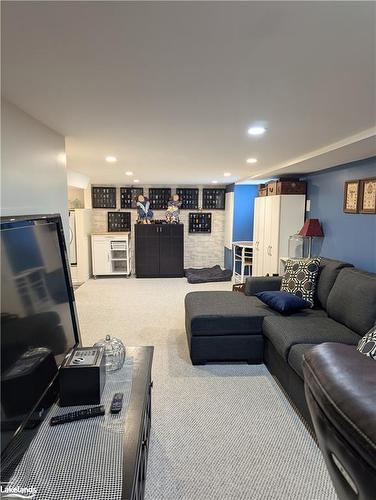 398 Gill Street, Orillia, ON - Indoor Photo Showing Living Room