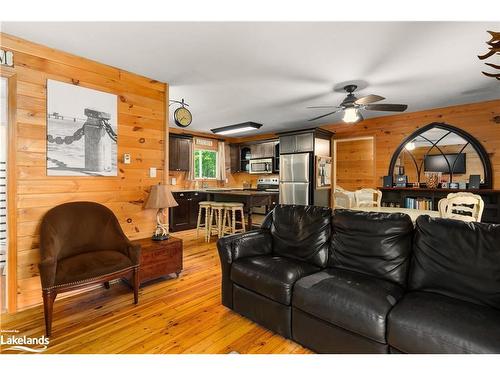 624 Skyline Drive, Armour, ON - Indoor Photo Showing Living Room