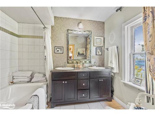 11162 County Road 10, Clearview, ON - Indoor Photo Showing Bathroom