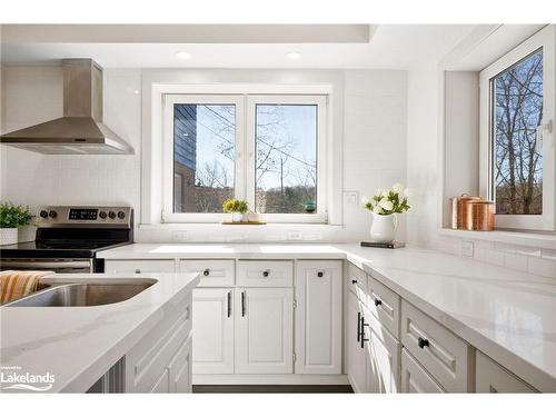 68 Pinewood Road, Mcdougall, ON - Indoor Photo Showing Kitchen With Upgraded Kitchen