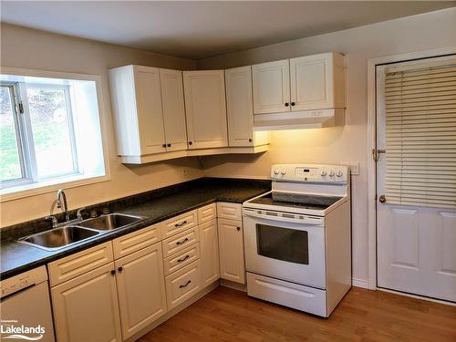 19 Lansdowne Street W, Huntsville, ON - Indoor Photo Showing Kitchen With Double Sink