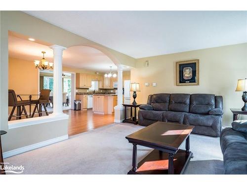 30 Illinois Crescent, Wasaga Beach, ON - Indoor Photo Showing Living Room