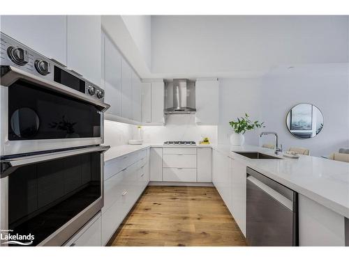 Ph617-1 Hume Street, Collingwood, ON - Indoor Photo Showing Kitchen With Upgraded Kitchen