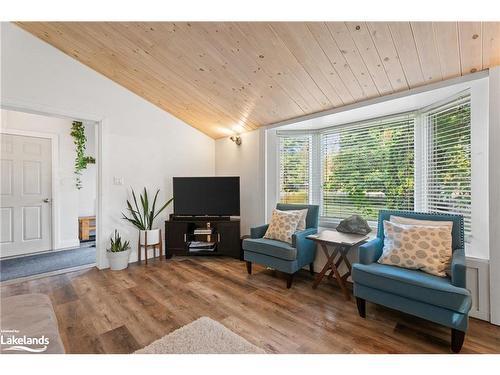 85 Beaumont Drive, Bracebridge, ON - Indoor Photo Showing Living Room