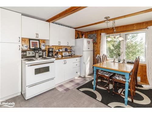 1119 Grist Mill Lane, Dorset, ON - Indoor Photo Showing Kitchen