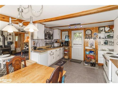 1119 Grist Mill Lane, Dorset, ON - Indoor Photo Showing Dining Room