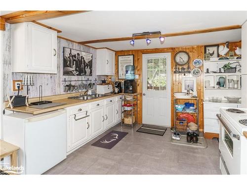 1119 Grist Mill Lane, Dorset, ON - Indoor Photo Showing Kitchen