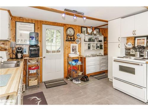 1119 Grist Mill Lane, Dorset, ON - Indoor Photo Showing Kitchen With Double Sink