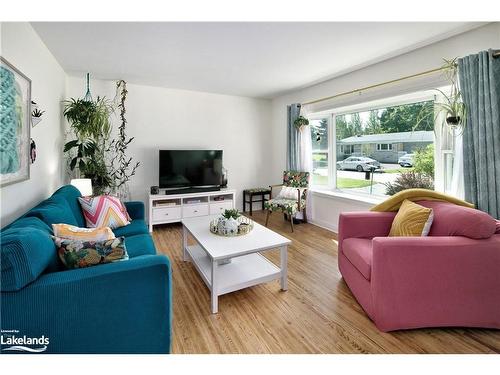 26 Mckibbon Drive, Meaford, ON - Indoor Photo Showing Living Room