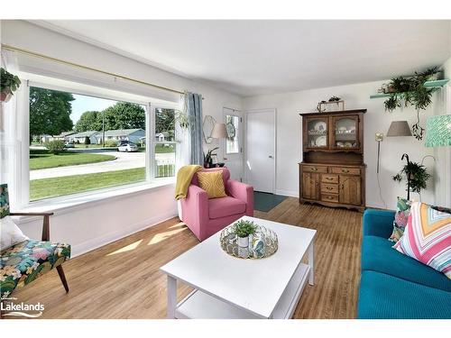 26 Mckibbon Drive, Meaford, ON - Indoor Photo Showing Living Room