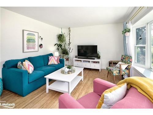 26 Mckibbon Drive, Meaford, ON - Indoor Photo Showing Living Room