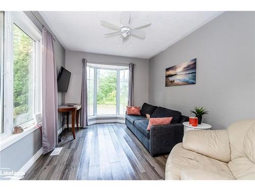 6 Monica Road, Tiny, ON - Indoor Photo Showing Living Room