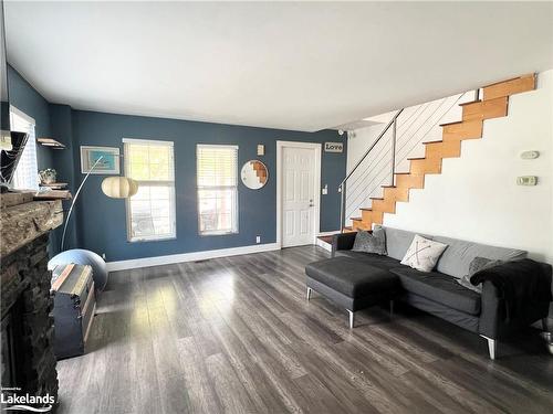 22 Market Street, Collingwood, ON - Indoor Photo Showing Living Room