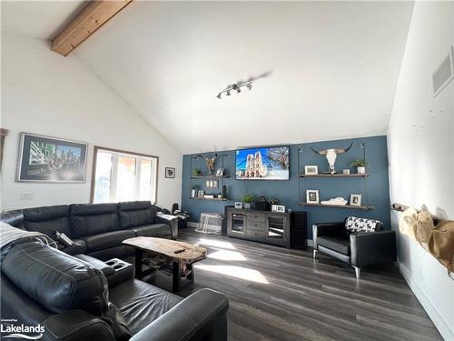 22 Market Street, Collingwood, ON - Indoor Photo Showing Living Room