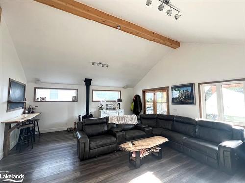 22 Market Street, Collingwood, ON - Indoor Photo Showing Living Room