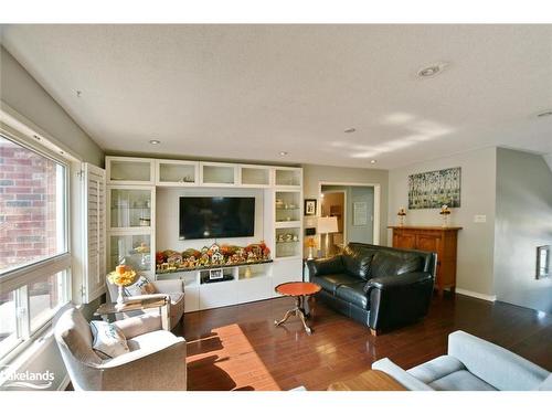 61 Regina Boulevard, Wasaga Beach, ON - Indoor Photo Showing Living Room