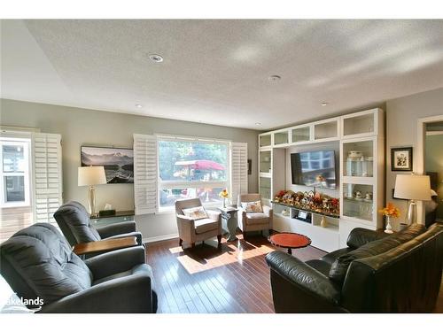 61 Regina Boulevard, Wasaga Beach, ON - Indoor Photo Showing Living Room