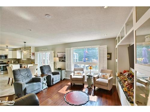 61 Regina Boulevard, Wasaga Beach, ON - Indoor Photo Showing Living Room