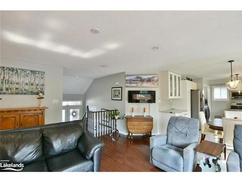 61 Regina Boulevard, Wasaga Beach, ON - Indoor Photo Showing Living Room