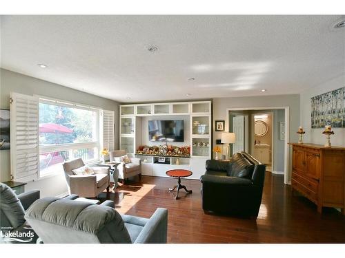 61 Regina Boulevard, Wasaga Beach, ON - Indoor Photo Showing Living Room