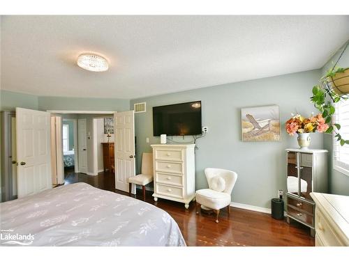 61 Regina Boulevard, Wasaga Beach, ON - Indoor Photo Showing Bedroom