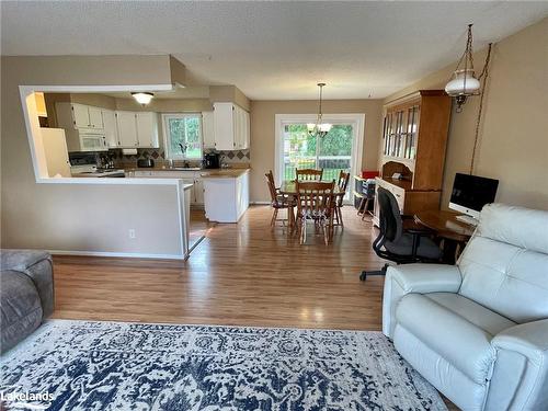 33 Centennial Heights Court, Meaford, ON - Indoor Photo Showing Living Room