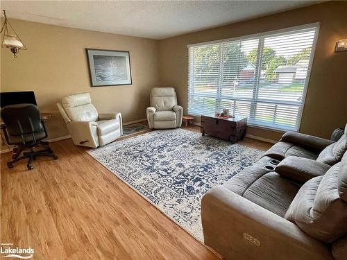 33 Centennial Heights Court, Meaford, ON - Indoor Photo Showing Living Room