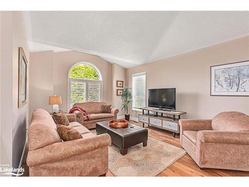 8 Sheffield Terrace, Collingwood, ON - Indoor Photo Showing Living Room